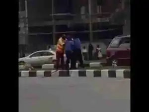 Policeman And LASTMA Officer Spotted Fighting In Lekki (Watch Video)